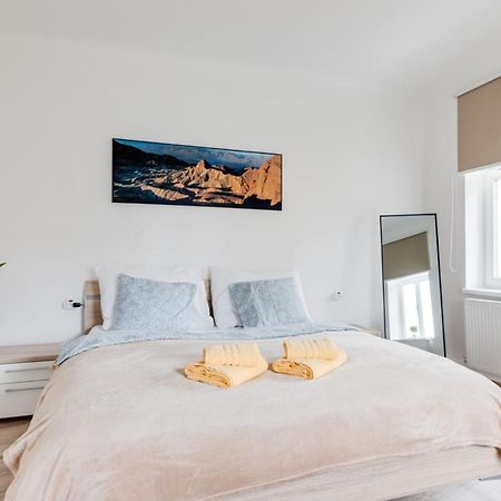 Modern, Bright And Spacious Apartment Прага Екстериор снимка