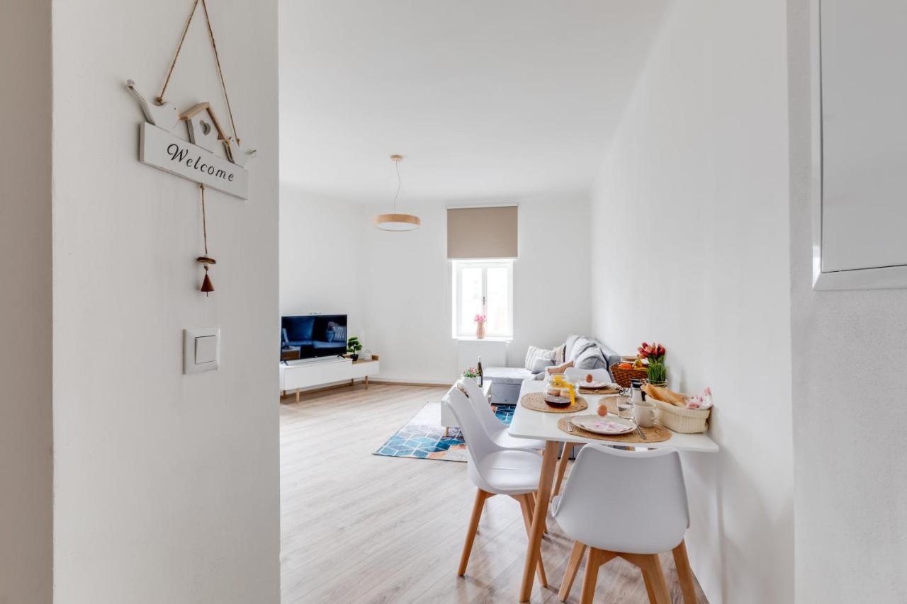 Modern, Bright And Spacious Apartment Прага Екстериор снимка