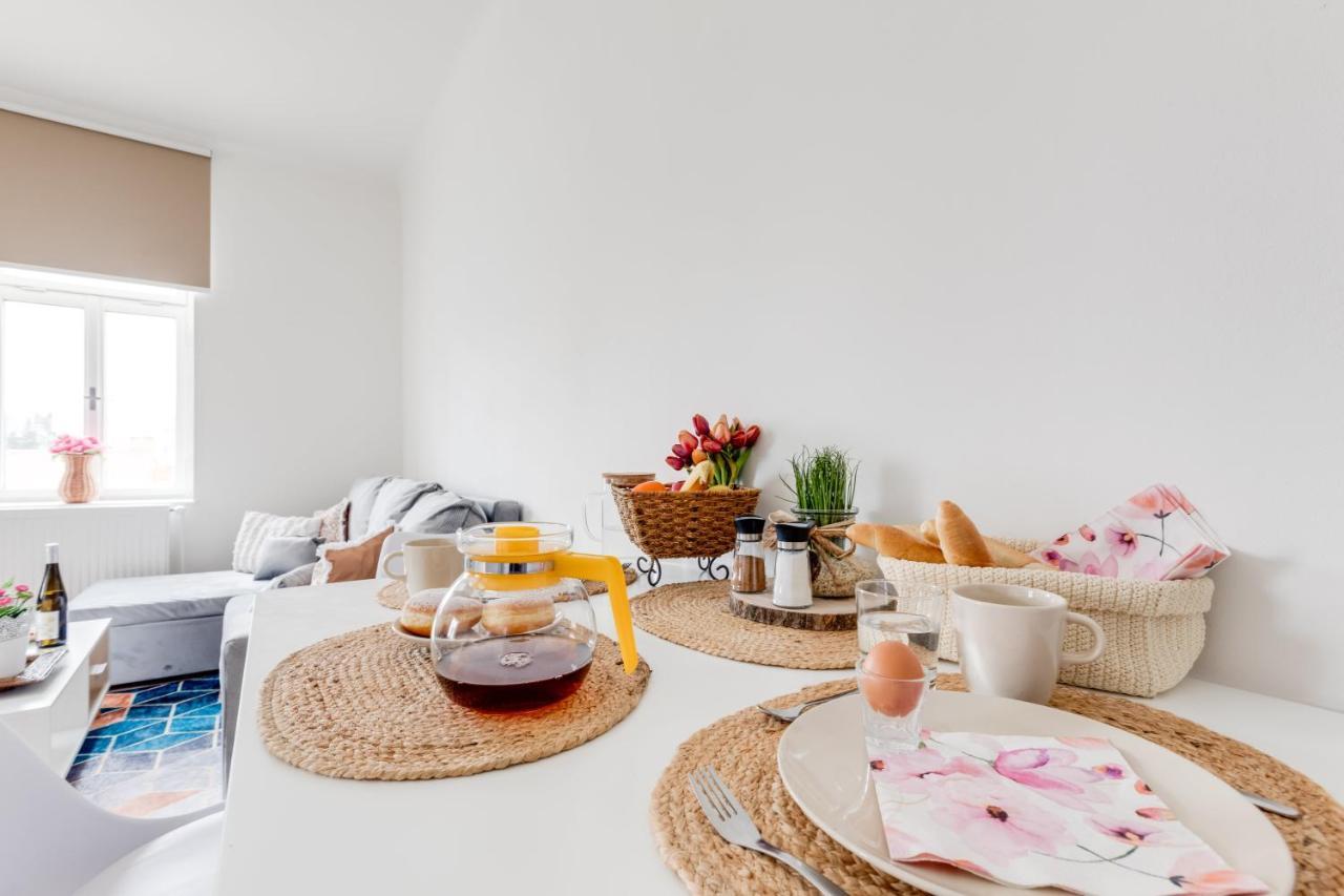 Modern, Bright And Spacious Apartment Прага Екстериор снимка