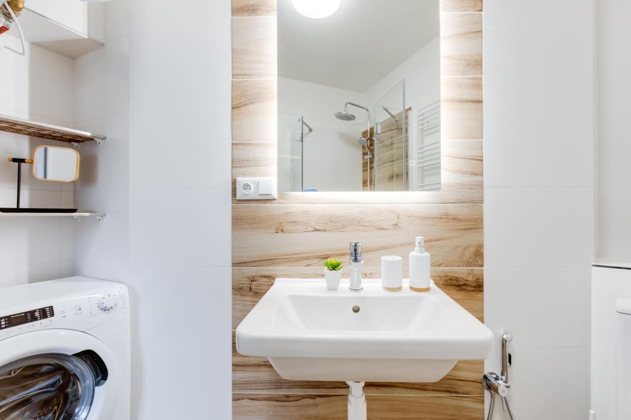 Modern, Bright And Spacious Apartment Прага Екстериор снимка