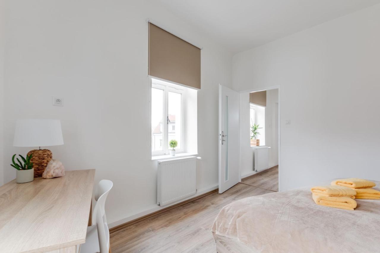 Modern, Bright And Spacious Apartment Прага Екстериор снимка