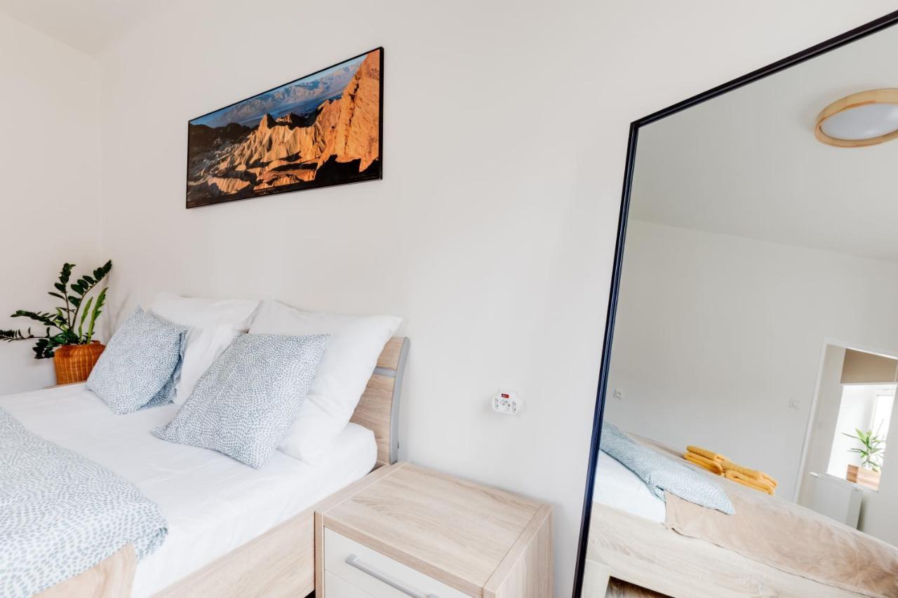 Modern, Bright And Spacious Apartment Прага Екстериор снимка