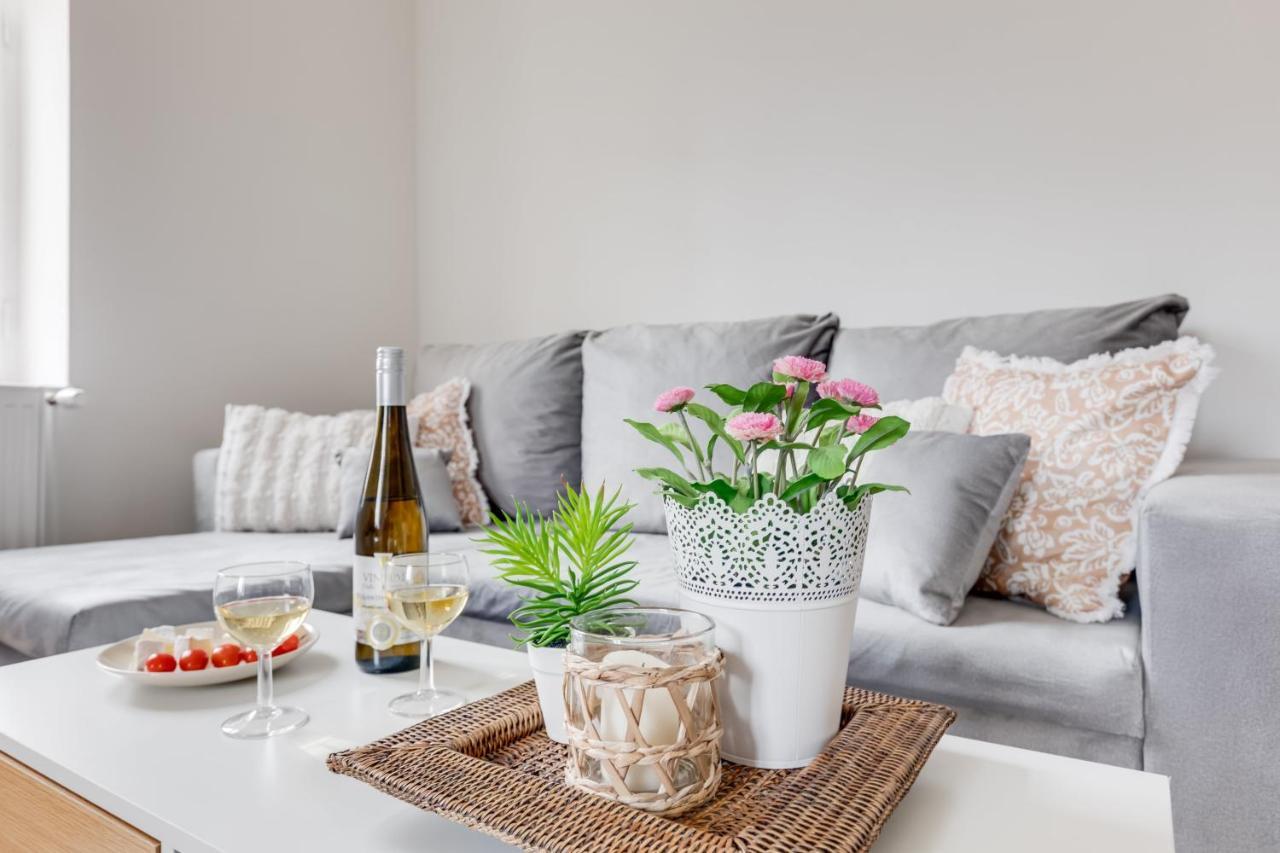 Modern, Bright And Spacious Apartment Прага Екстериор снимка
