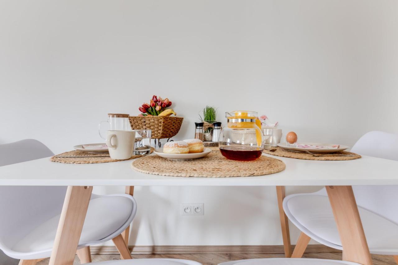 Modern, Bright And Spacious Apartment Прага Екстериор снимка