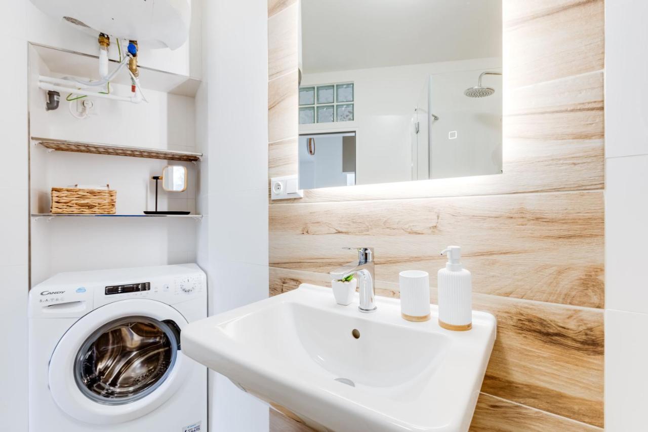 Modern, Bright And Spacious Apartment Прага Екстериор снимка