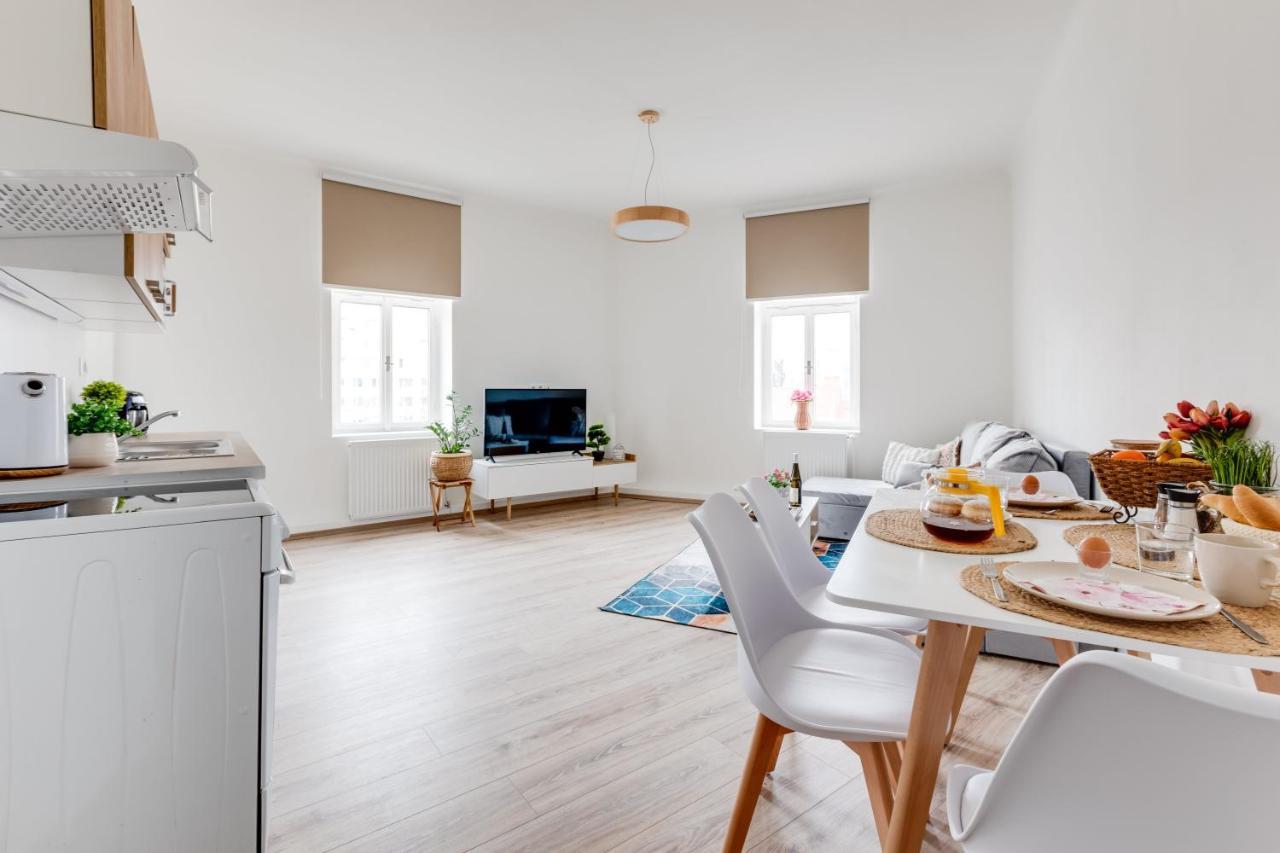 Modern, Bright And Spacious Apartment Прага Екстериор снимка