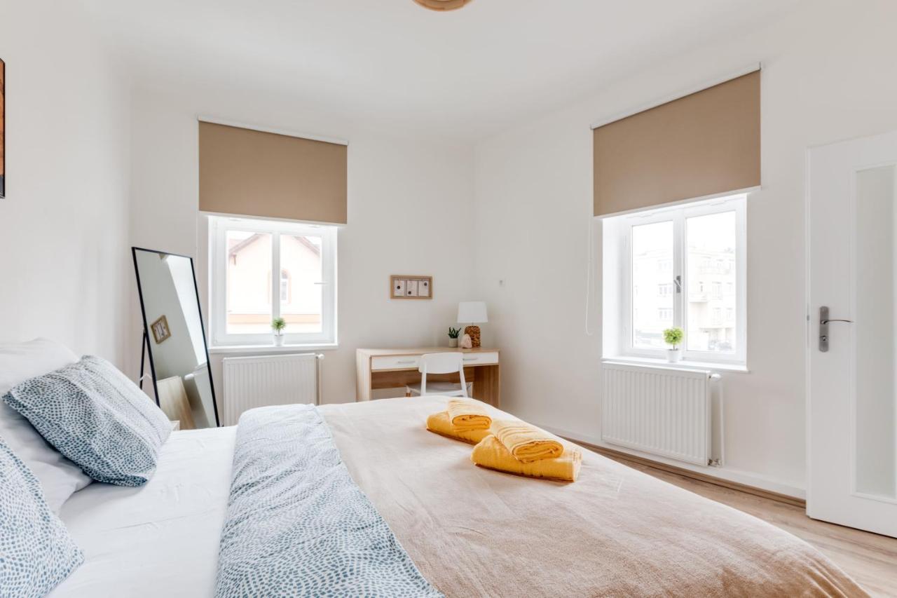 Modern, Bright And Spacious Apartment Прага Екстериор снимка