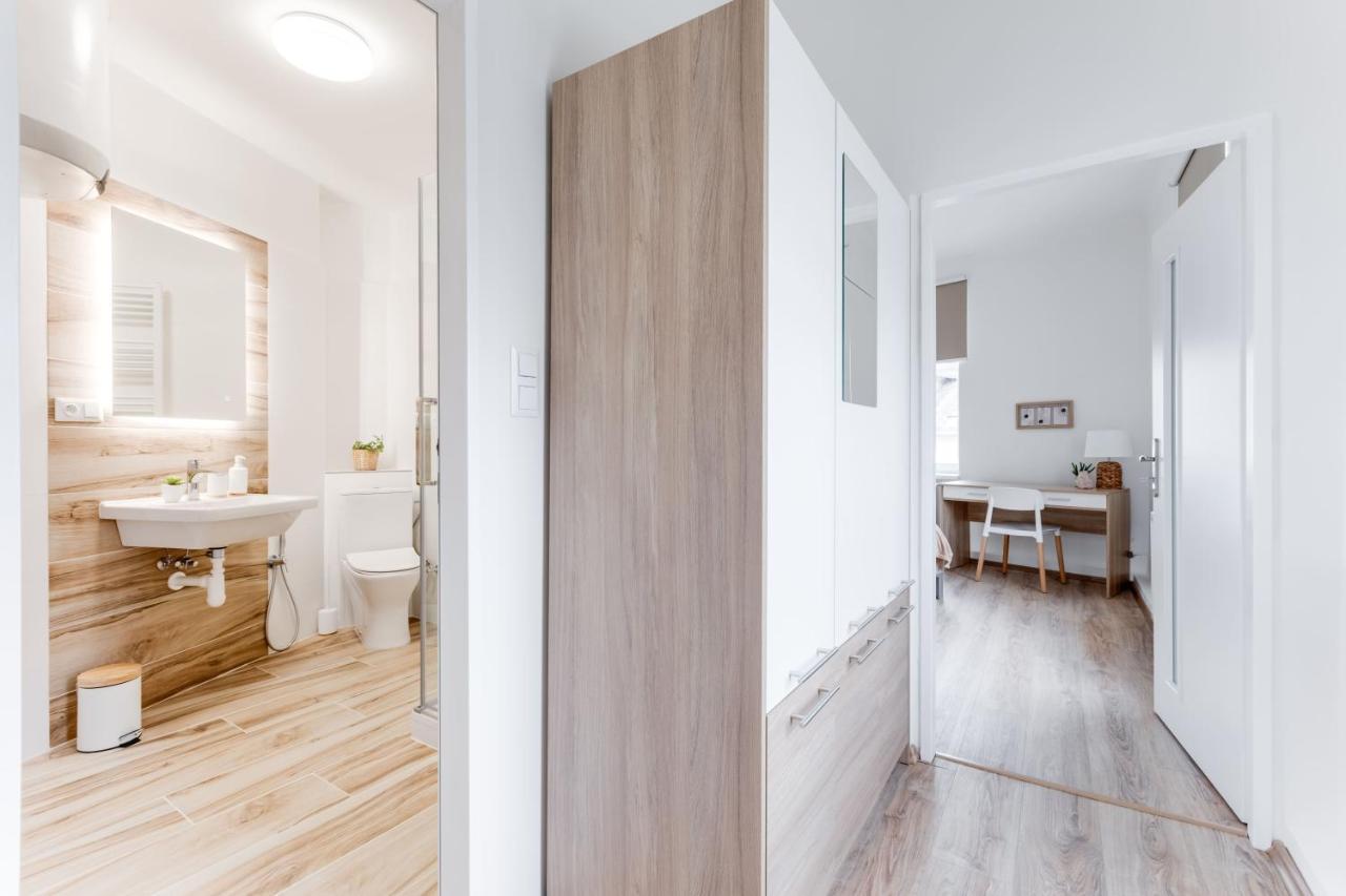 Modern, Bright And Spacious Apartment Прага Екстериор снимка