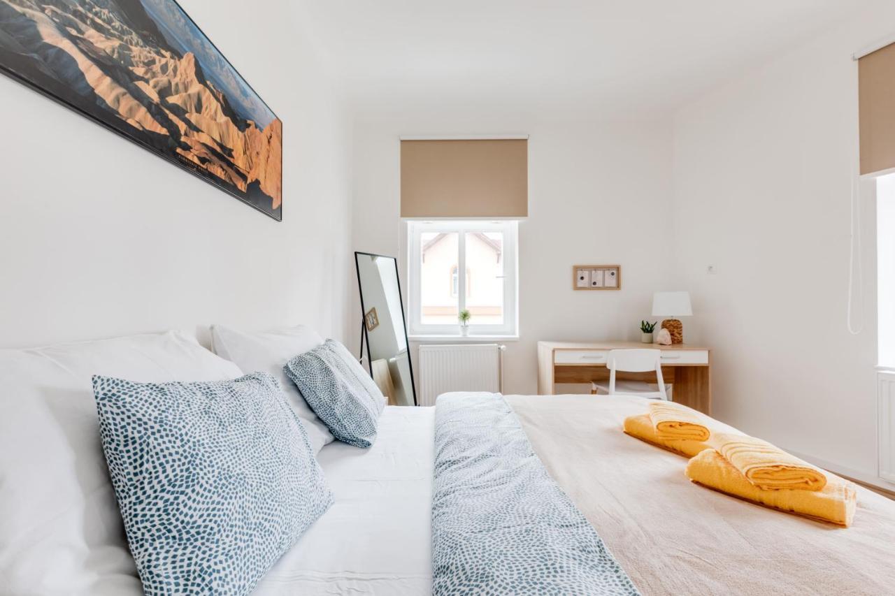 Modern, Bright And Spacious Apartment Прага Екстериор снимка
