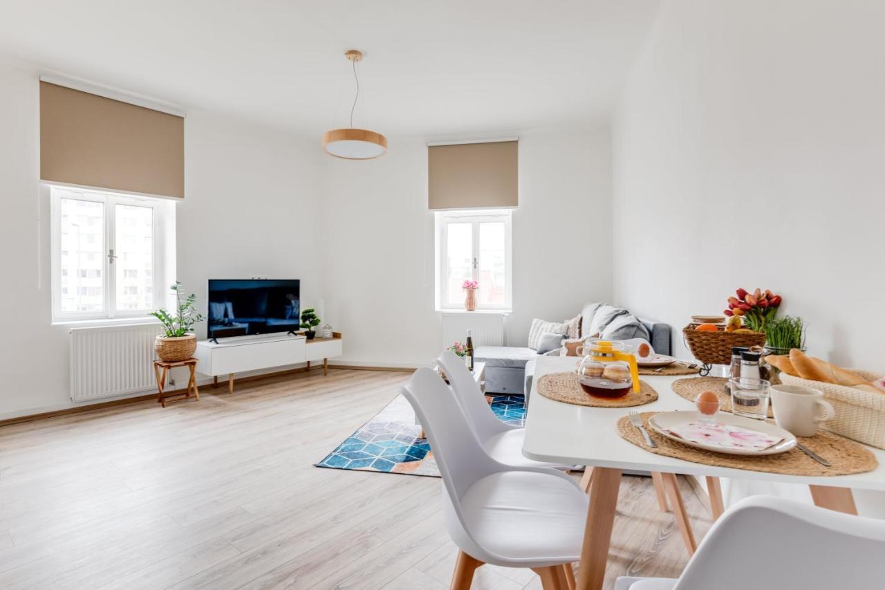 Modern, Bright And Spacious Apartment Прага Екстериор снимка