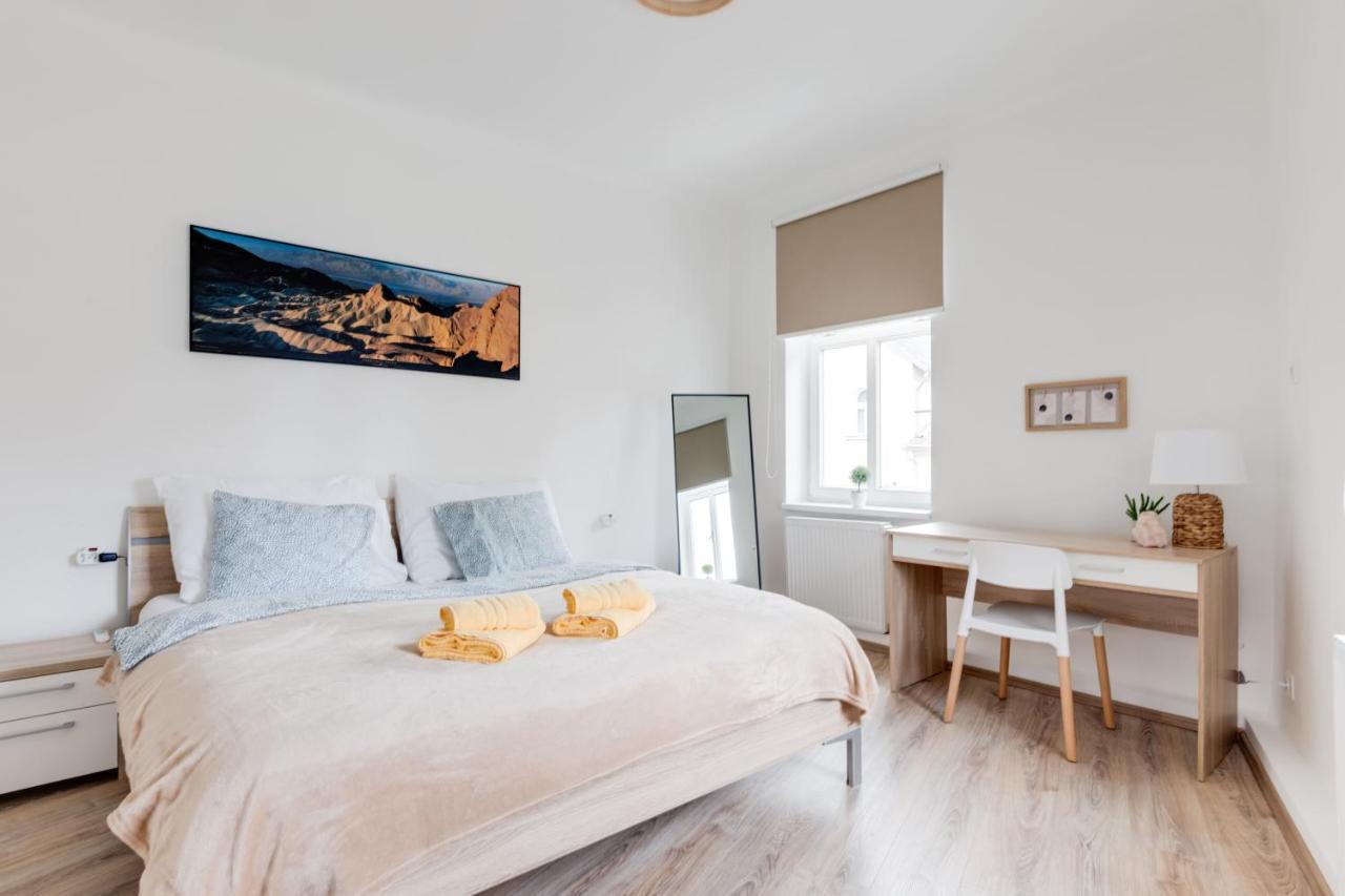 Modern, Bright And Spacious Apartment Прага Екстериор снимка